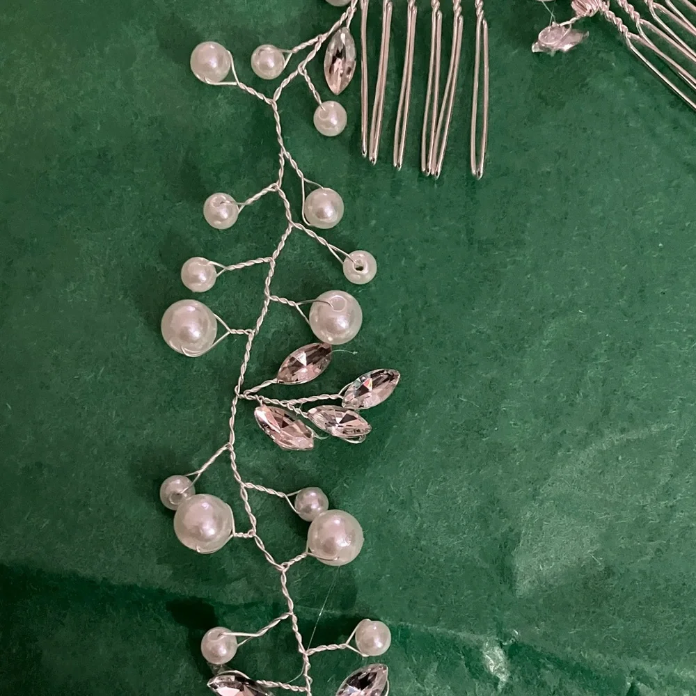 Elegant Pearl and Crystal Hair Vine